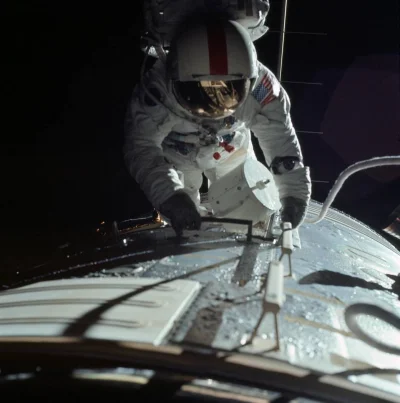 d.....4 - 17 grudnia 1972 - astronauta Ronald E. Evans sfotografowany podczas EVA mis...