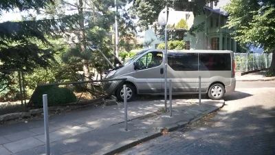 robekk1978 - Na Konopnickiej skacowany bus przytula drzewko 
#szczecin