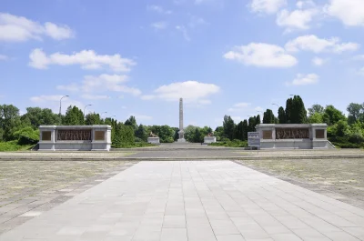 j.....e - W Warszawie jest całe Mauzoleum Żołnierzy Radzieckich
Napis na obelisku gł...