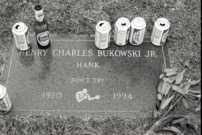 M.....k - >Na grobie Bukowskiego widnieje epitafium: „Don’t try” („Nie próbuj”). Jego...