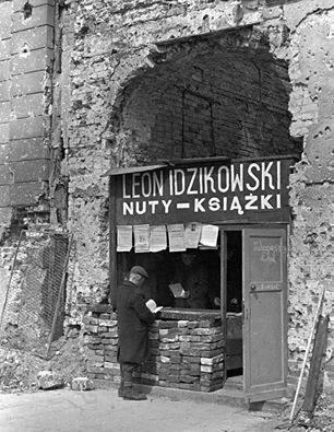 darosoldier - Księgarnia w zniszczonej przez wojnę Warszawie.
#fotohistoria #Warszaw...