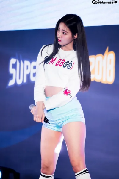 XKHYCCB2dX - #yeonwoo #momoland 
#koreanka