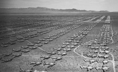 myrmekochoria - Bombowce B-17 na lotnisku Kingman Army Airfield w Arizonie, USA 1946 ...