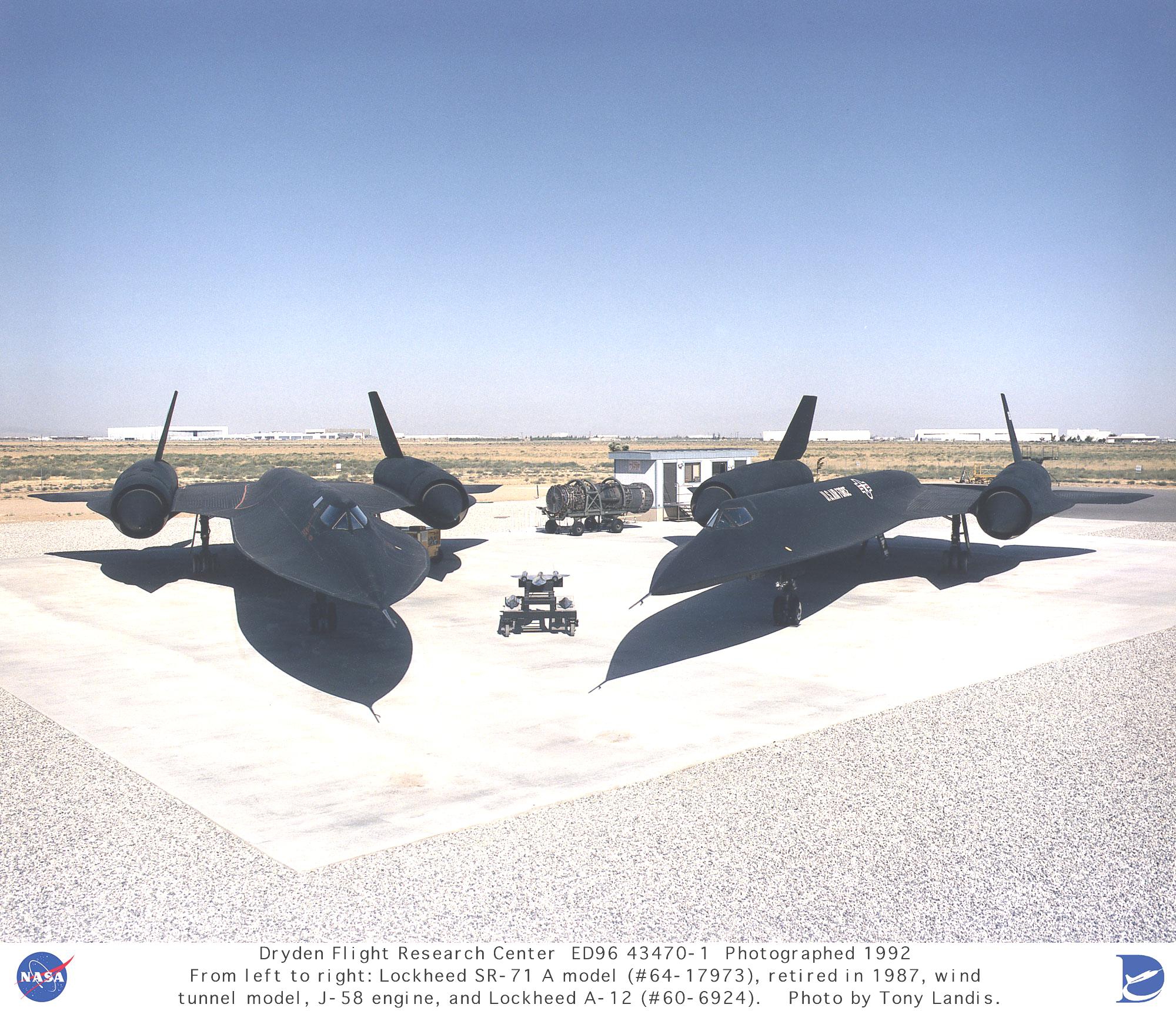 Подобные самолеты. SR 71 Blackbird. Локхид SR-71 чёрный Дрозд. Lockheed SR-71 кабина. Lockheed SR-71 Blackbird фото.