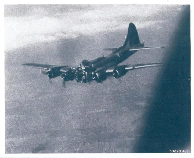 stahs - Oto B-17 "Mizpah" z 840 Dywizjonu nad Budapesztem. 88mm pocisk trafił go w "d...
