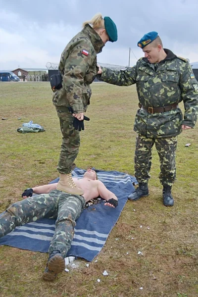szurszur - @donmuchito1992: Polska żołnierka torturuje ukrainskiego żołnierza aby wyd...