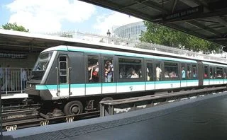Mr--A-Veed - @pablosz5: Za to paryskie metro nie jeździ po torach kolejowych, ale ma ...