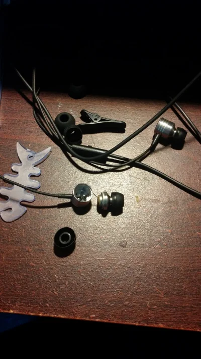 kobiaszu - Super słuchawki z #alieexpress, próbowałem zmienić gumki xD 

Taki zajebis...
