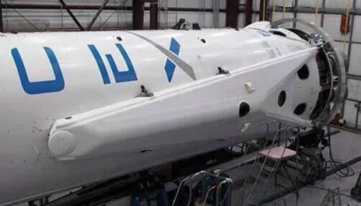 Przyglup - Na zdjęciu widać "nogi" pierwszego stopnia rakiety SpaceX Falcon 9 1.1. Po...