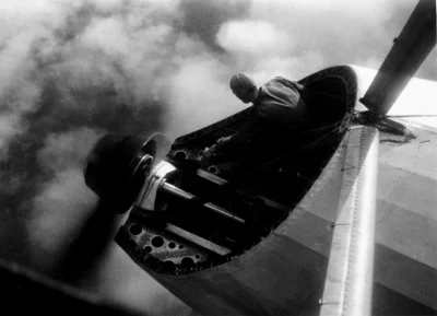 orkako - Mechanik diagnozujący awarię silnika podczas lotu sterowca LZ-129 Hindenburg...