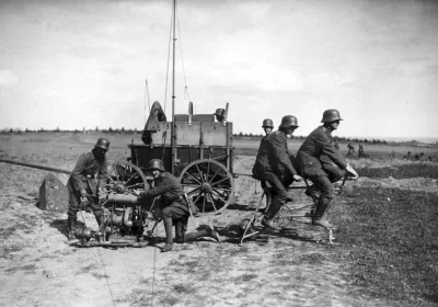 stahs - Niemiecka technikaz 1917 - radiostacja z napędem tandemowym:)

#militarneciek...