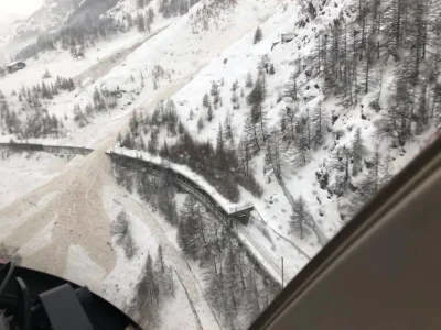 manedhel - lawina na drodze i torach do Zermatt z helikoptera