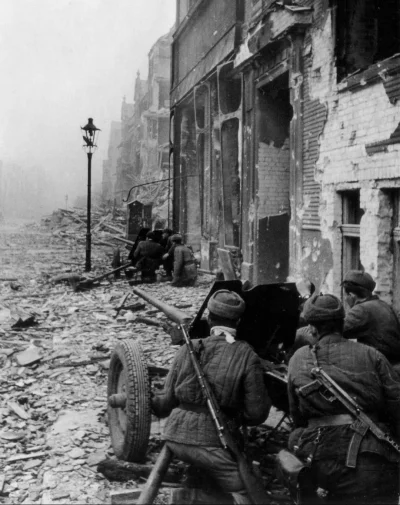 cheeseandonion - Załoga radzieckiego działa przeciwpancernego we Wrocławiu (1945)

#s...