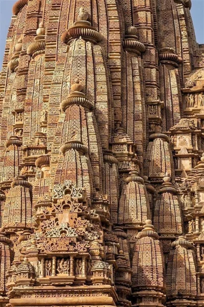 myrmekochoria - Świątynia Kandariya Mahadeva (31 metrów) w Indiach. Wybudowano w 1030...