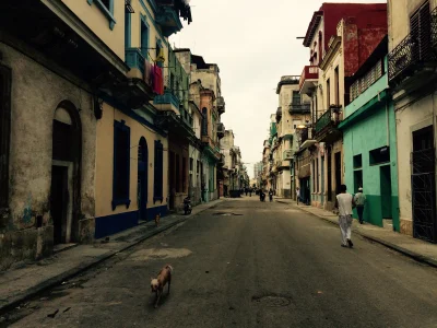 o.....u - Jedna z setek uliczek w Hawanie. Parę kroków od ścisłego centrum i widać pr...