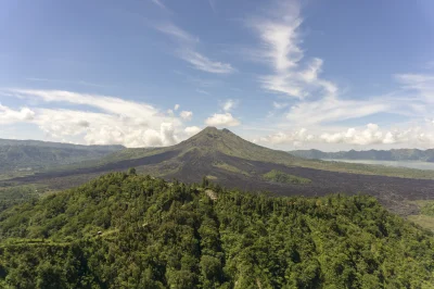 N.....y - Na zdjęciu wulkan Batur na Bali. Wulkan jest aktywny i wokół niego jest 15 ...
