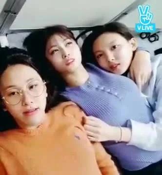 XKHYCCB2dX - Smooth...
#nayeon #momo #twice
#koreanka #japonka #gif