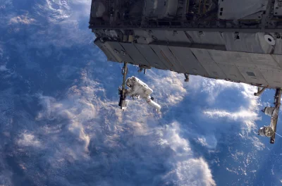 angelo_sodano - Astronauta Robert Curbeam w trakcie budowy Międzynarodowej Stacji Kos...