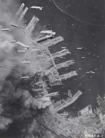 myrmekochoria - Amerykańskie bombowce zrzucają bomby na doki w Kobe, Japonia 1945.

...