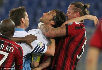 KrisCane - Philipe Mexes pomaga graczowi Lazio i odnosi go za linie aby zajął się nim...