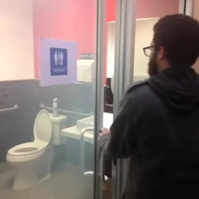 Mesk - Sciana toalety ze szkła elektrochromatycznego staje się matowa po zamknięciu 
...