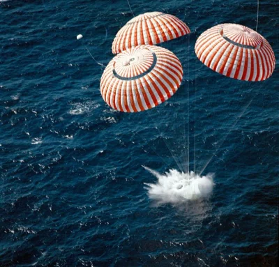 d.....4 - Kapsuła Apollo 16 wraz z załogą ląduje w wodach Pacyfiku, 27 kwietnia 1972
...