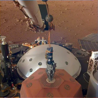 chuda_twarz - Pomału rozstawiają się ze sprzętem

#kosmos #mars #nasa #insight