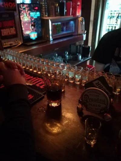 navyblue - Weszłam za bar. Kocham swoją pracę xD
#barmanboners #alkohol #jakczujenavy...