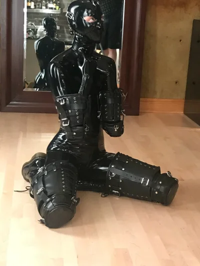 latexlover - #lateks #catsuit #ladnapani #bondage #bdsm

Ale piękne nakolanniki ze ...