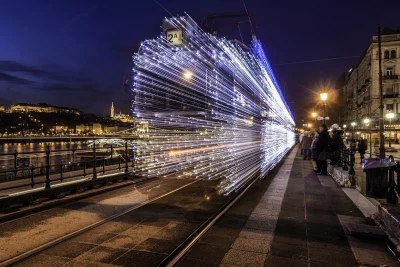 Deykun - > Long Exposure Photos of Budapest Trams Lit Up with 30,000 LED Lights

Więc...