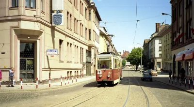 w.....4 - Lipiec 1992, eNka sunie po centrum Elbląga.

#tramwaje #historia #elblag