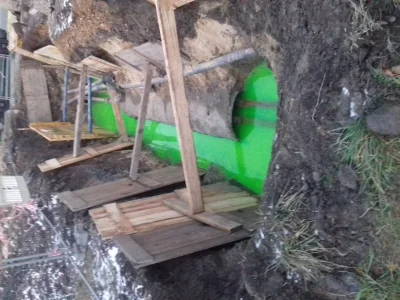 Dziki_Odyniec - Skąd taka zielona woda w wykopie budowlanym?
#budownictwo #pytanie #...