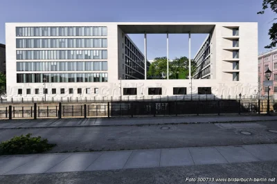 dertom - @mamamikazala: budynek MSZ Niemiec, Berlin