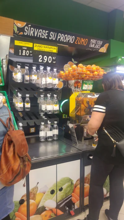 ziobro2 - W Hiszpanii można sobie w markecie samemu sok wycisnąć. 1 litr 3 euro.
