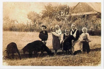 Chrystus - Wiktoria Ulma z dziećmi, pół roku przed tragedią. Markowa, jesień 1943 r. ...