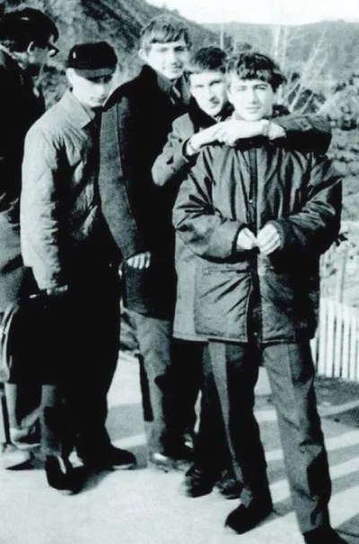 myrmekochoria - Władimir Putin na ze swoimi szkolnymi kolegami, 1969 rok.

#starsze...