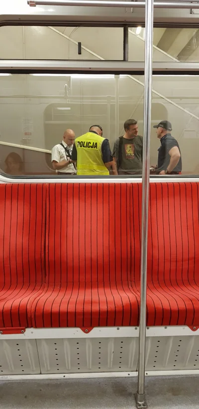 Zgredek181 - To niezłe heheszki z policją w metrze 
#pyta #heheszki