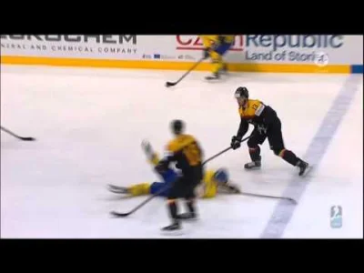 hokejowy - Faul Stephana Daschnera w meczu Szwecja - Niemcy na tegorocznych Mistrzost...