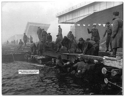 P.....g - Budowa mostu pontonowego przy zniszczonej autostradzie przy Radziszewie. 

...
