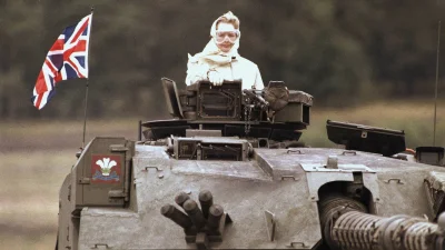 jadi - Margaret Thatcher podczas 'przejażdżki' czołgiem po brytyjskiej bazie Fallingb...