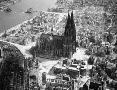 parachutes - Katedra w Kolonii wznosząca się pośród ruin zbombardowanego przez aliant...