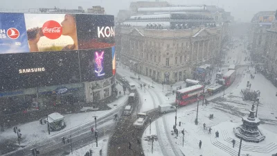 lich - #london #londyn #uk #anglia #tworczoscwlasna 
zasypane sniegiem Piccadilly Ci...
