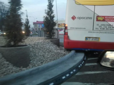 kicioch - Co się robi jak się autobus zawiesi na rondzie i nie może ruszyć? :D #powaz...