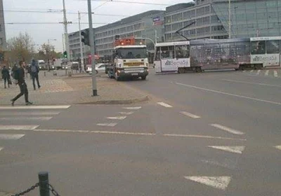 CZLOWIEK0023 - Ciężarówka na torach na placu grunwaldzkim w stronę nadodrza, tramwaje...
