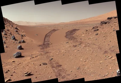 Przyglup - Zdjęcie z łazika Curiosity wykonane w warunkach światła zbliżonych do ziem...