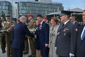 Thon - > Rzecznik Ministerstwa Obrony Narodowej Bartłomiej Misiewicz odznaczony za za...