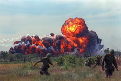 HaHard - Atak z użyciem napalmu w pobliżu patrolu US, południowy Wietnam
Około 1966
...