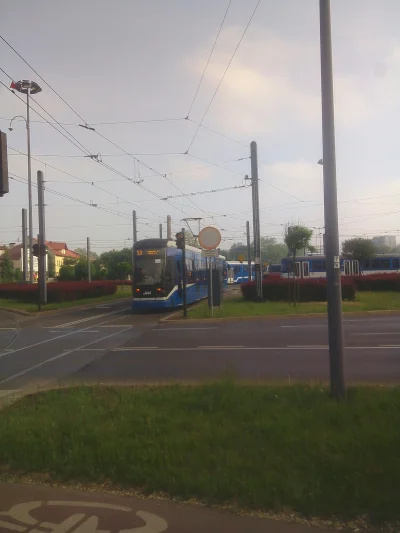 Stalowa_Figura - Uważajcie tramwajowe Mirki na rondo Grzegórzeckie - jeden z tramwajó...