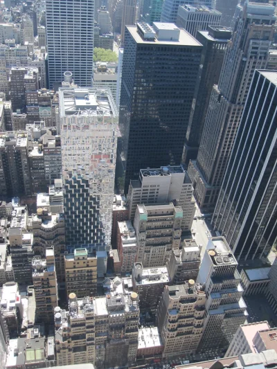 Piotrek00 - Ale sobie świecącego wieżowca Niujorkery postawiły :o

#architektura #spa...