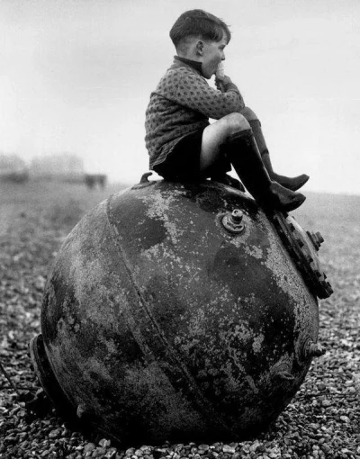 HaHard - Chłopiec siedzi na minie morskiej. 
Kent, Anglia. 1940

#hacontent #fotog...